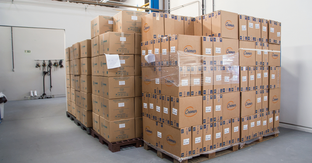 Caixas de materiais hospitalares armazenados em ambiente controlado para esterilização com óxido de etileno (ETO)