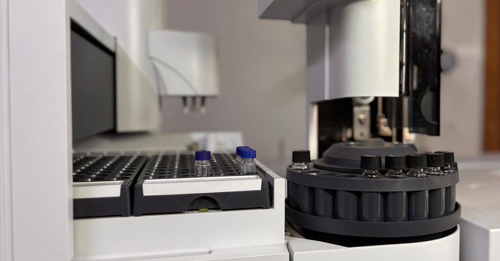 Equipamento de cromatografia para controle de resíduos de óxido de etileno em materiais hospitalares.