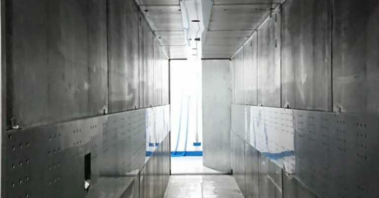 Câmara de esterilização por óxido de etileno em instalação hospitalar conforme normas ISO e ANVISA